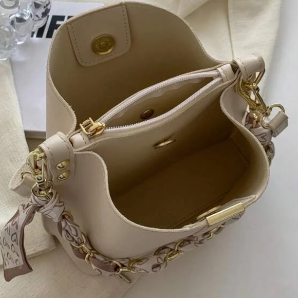 Luxe Vegan Leather Chain Detail Crossbody Bag - Picture 5 of 6